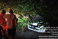 Hujan Angin di Majalengka, Pohon Tumbang Timpa Mobil dan Rumah Ambruk