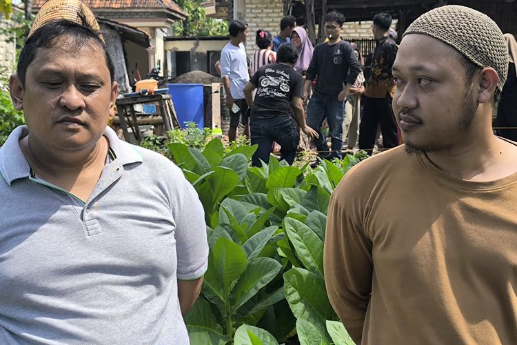 H. Her (kiri) bersama RH. Lora Abas Muhamad Rofii saat mengunjungi petani tembakau beberapa waktu lalu di Kecamatan Galis Pamekasan