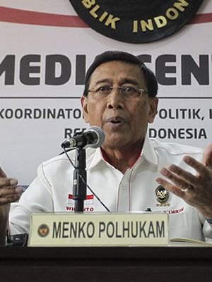 Menko Polhukam Wiranto (tengah) bersama Panglima TNI Marsekal TNI Hadi Tjahjanto (kiri) dan Kapolri Jenderal Pol Tito Karnavian (kanan) menyampaikan perkembangan pascakerusuhan di Jakarta dini hari tadi, di kantor Kemenko Polhukam, Jakarta, Rabu (22/5/2019). Menko Polhukam mengatakan Pemerintah sudah mengetahui dalang dari aksi kerusuhan yang terjadi setelah unjuk rasa di depan Bawaslu dan memastikan aparat keamanan akan menindak tegas secara hukum.