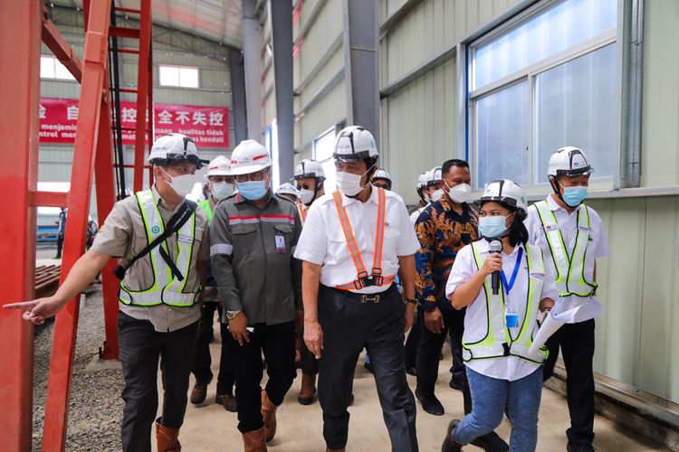Menteri Koordinator Bidang Kemaritiman dan Investasi Luhut Binsar Pandjaitan meninjau proyek pembangunan Kereta Cepat Jakarta-Bandung, Senin (12/4/2021).