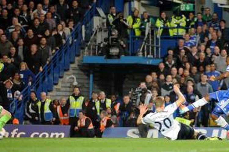 Striker Chelsea, Samuel Eto'o saat melepaskan tendangan yang berujung gol ke gawang Tottenham Hotspur pada lanjutan Premier League di Stadion Stamford Bridge, Sabtu (8/3/2014). Chelsea menang 4-0 pada laga tersebut. 