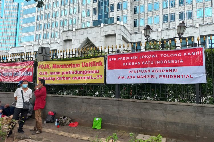 Komunitas Korban Asuransi melakukan aksi massa di depan Gedung OJK Selasa (22/3/2022)