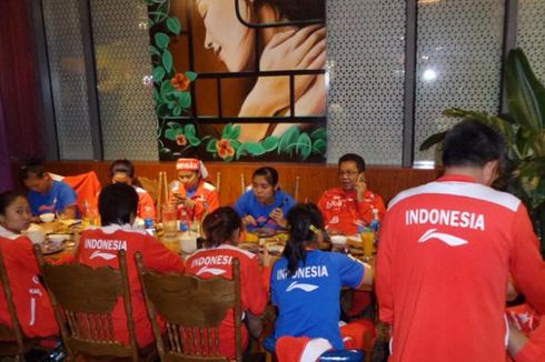 Wajah Ceria Tim Piala Uber Indonesia saat Makan Malam