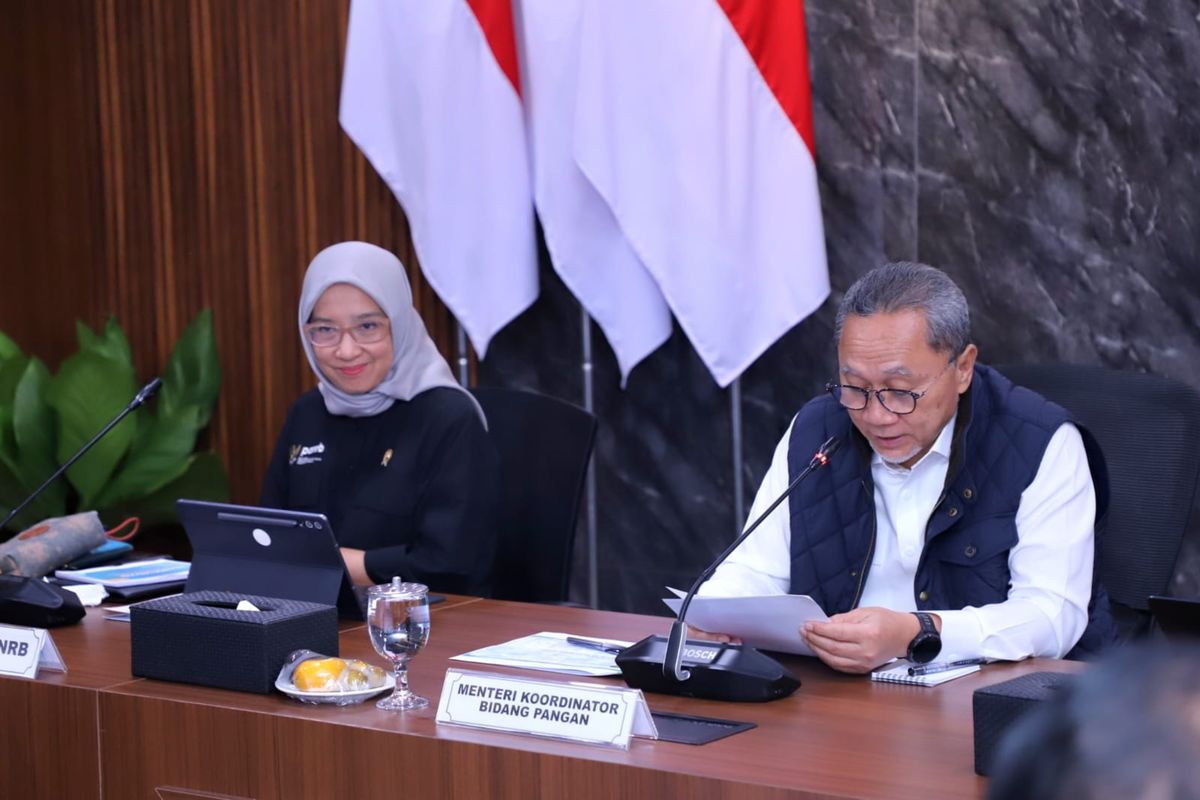 Menteri Pendayagunaan Aparatur Negara dan Reformasi Birokrasi (PANRB) Rini Widyantini dalam Rapat Koordinasi Terbatas Program Makan Bergizi Gratis, di Kantor Kementerian Koordinator Bidang Pangan, Jakarta, Selasa (4/11/2025).