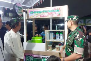 TNI AD Berikan Gerobak Es Campur ke Suderajat, Penjual Es Gabus yang Difitnah Babinsa