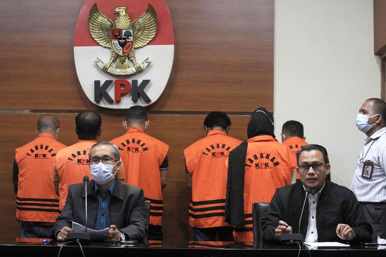 Wakil Ketua Komisi Pemberantasan Korupsi (KPK) Alexander Marwata (kiri) didampingi Juru Bicara KPK Ali Fikri (kanan) menyampaikan keterangan pers tentang pengumuman dan penahanan tersangka di Gedung KPK Merah Putih, Jakarta,, Kamis (13/1/2022). KPK resmi menahan Bupati Penajam Paser Utara Abdul Gafur Mas'ud bersama sejumlah pihak yang terlibat dalam tindak pidana korupsi penerimaan hadiah atau janji terkait kegiatan pekerjaan pengadaan barang dan jasa serta Perizinan di Kabupaten Penajam Paser Utara, Kalimantan Timur, tahun 2021-2022. ANTARA FOTO/Reno Esnir/pras.