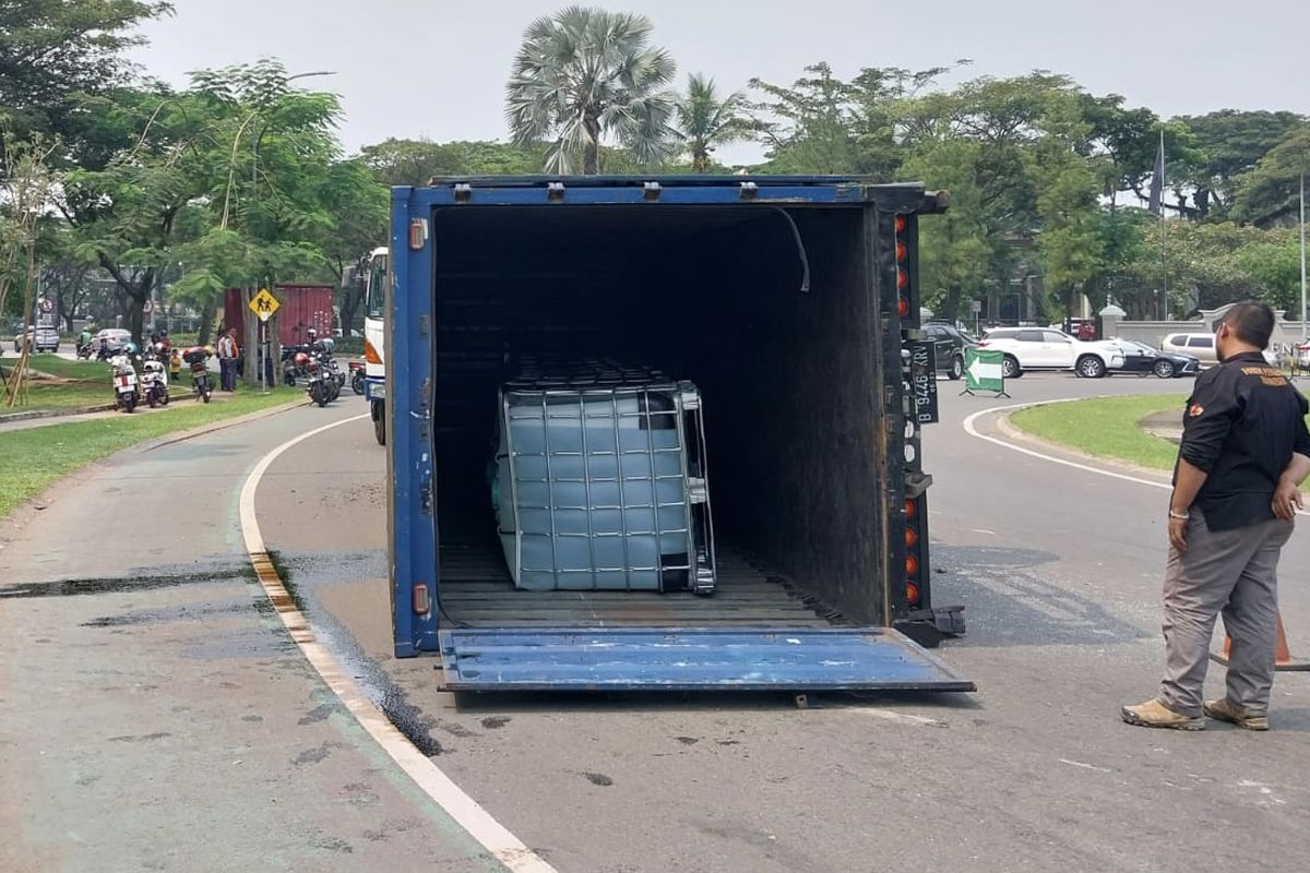 Sebuah truk pengangkut bahan farmasi terguling di Jalan Alam Sutera Bouleverd, Serpong, Kota Tangerang Selatan, Senin (15/5/2023), sekitar pukul 10.00 WIB. Truk berisikan bahan kimia berjenis cairan gliserin sekitar 7,5 ton. 