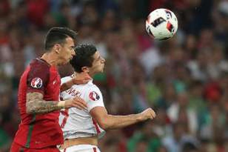 Bek Portugal, Jose Fonte, dan striker Polandia, Robert Lewandowski, berebut bola di udara pada perempat final Piala Eropa 2016, Kamis (30/6/2016). 