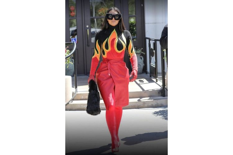 Kim Kardashian keluar untuk makan siang di Woodland Hills, California pada Kamis (14/4/2022). Ia tampil dengan busana catsuit bermotif flame.