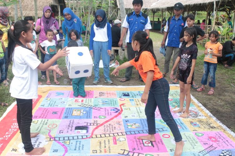 Anak-anak tanoker Jember saat bermain ular tangga internet sehat. Mereka diajari cara memanfaatkan gawai dengan benar 