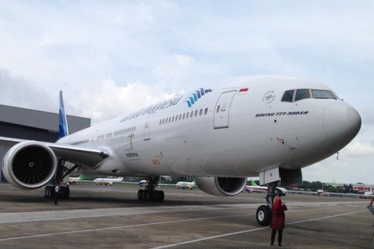 Tampak pesawat terbaru Garuda Indonesia, Airbus A330-300 dan Boeing 777-300ER yang diresmikan di Hangar 4 GMF-Aeroasia, Bandara Soekarno-Hatta, Tangerang, Senin (1/2/2016). 











