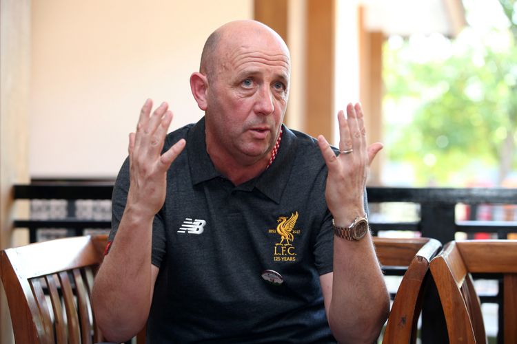 Legenda sepak bola Liverpool Gary McAllister mengunjungi Kampung Budaya Betawi, Setu Babakan, Jakarta Selatan, dalam rangkaian LFC World Tour, Jumat (9/3/2018). Lengenda Liverpool ini menyaksikan tradisi palang pintu, membatik, membuat kerak telor, dan belajar silat beksi. 