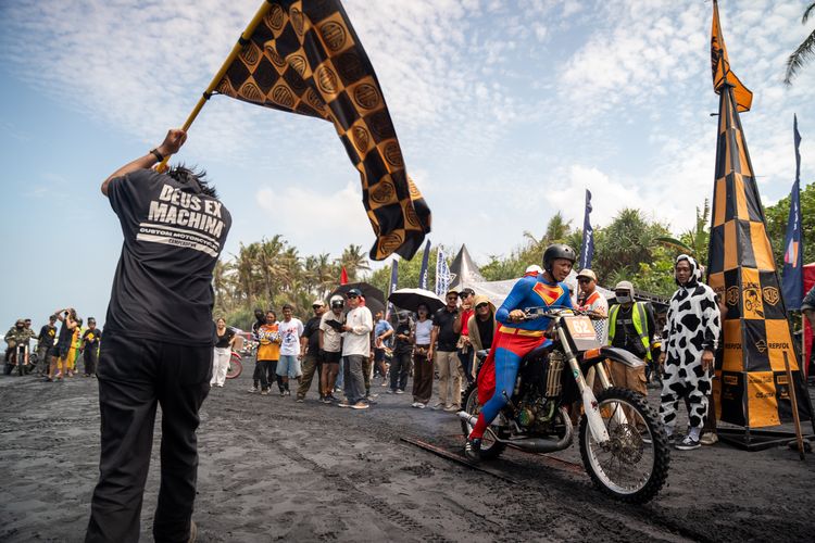 SlidetoberFest 2025 yang dihelat Deuz Ex Machina menyajikan balapan drag di Pantai Pasut, hingga reli menantang di Kelecung.