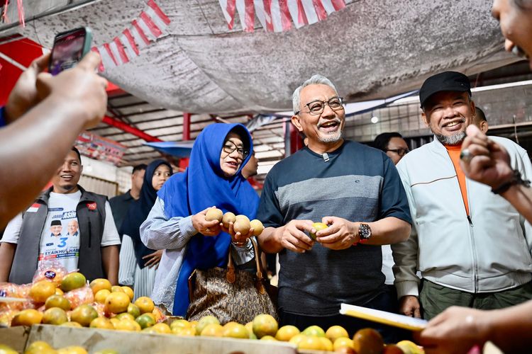 Calon Gubernur Jawa Barat nomor urut 3, Ahmad Syaikhu saat mengunjungi dan menyerap aspirasi para pedagang Pasar Kepuh, Kabupaten Kuningan, Jumat (4/10/2024).
