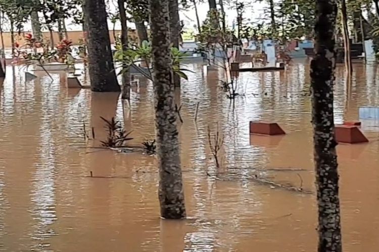 Ratusan makam, bangunan Puskesmas dan Sekolah dasar di Kecamatan Sukaresik Kabupaten Tasikmalaya ikut terendam banjir akibat luapan air Sungai Citanduy pasca diguyur hujan deras, Minggu (23/2/2020) dini hari tadi.