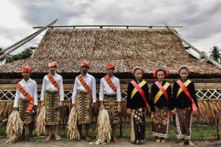 Para penari bersiap membawakan Tari Dabi-dabi pada Upacara Orom Sasadu di Desa Gamtala, Halmahera Barat, Kamis (16/5/2013). Orom Sasadu merupakan upacara adat khas Halmahera Barat yang dilakukan sebagai tanda syukur atas hasil panen.
