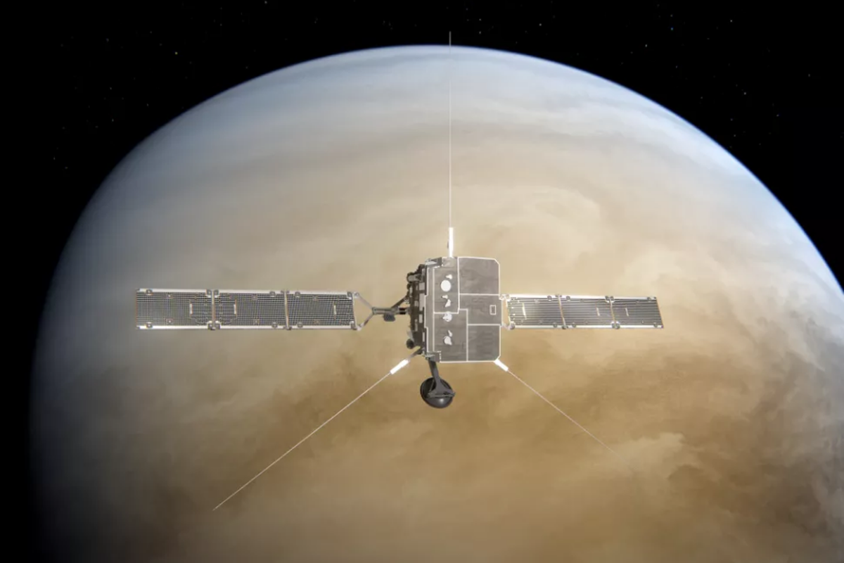 Ilustrasi Solar Orbiter melintasi planet Venus. Wahana antariksa milik ESA ini diluncurkan untuk misi mempelajari Matahari.

