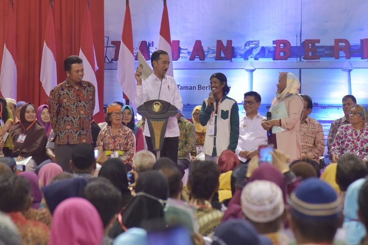 Presiden Jokowi berdialog dengan warga saat menghadiri acara penyerahan sertifikat taah PTSL, di Gedung Tenis Indoor Telaga Kramat, Tarakan, Kaltara, Rabu (18/12) sore. (Foto: OJI/Humas)
