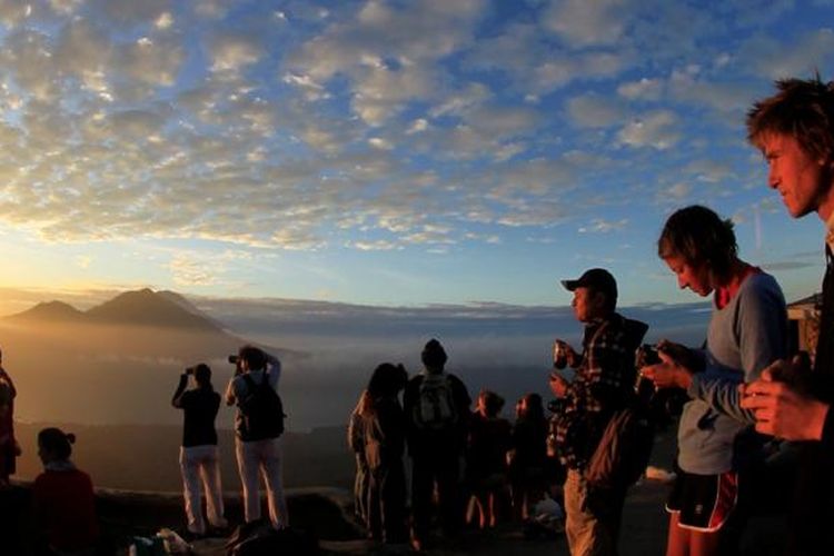 Wisatawan menikmati matahari terbit dari kawah I Gunung Batur di Kecamatan Kintamani, Bangli, Bali beberapa waktu lalu. 