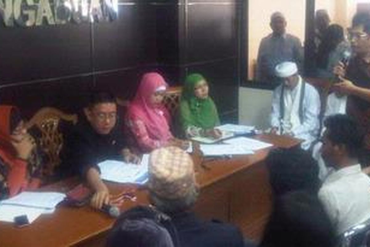 Bob Hasan (berdiri), selaku tim advokad keluarga korban kasus Mesuji, saat berbicara di depan pimpinan Komnas HAM, Yosep Adi Prasetyo (Baju Hitam) di Kantor Komnas HAM, Jakarta, Kamis (15/12/2011).