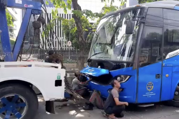Bus Transjakarta bernomor polisi B 7719 TGR mengalami kecelakaan tunggal di Jalan Sultan Iskandar Muda dekat Gandaria City, Kebayoran Lama, Jakarta Selatan pada Jumat (29/10/2021) pagi.