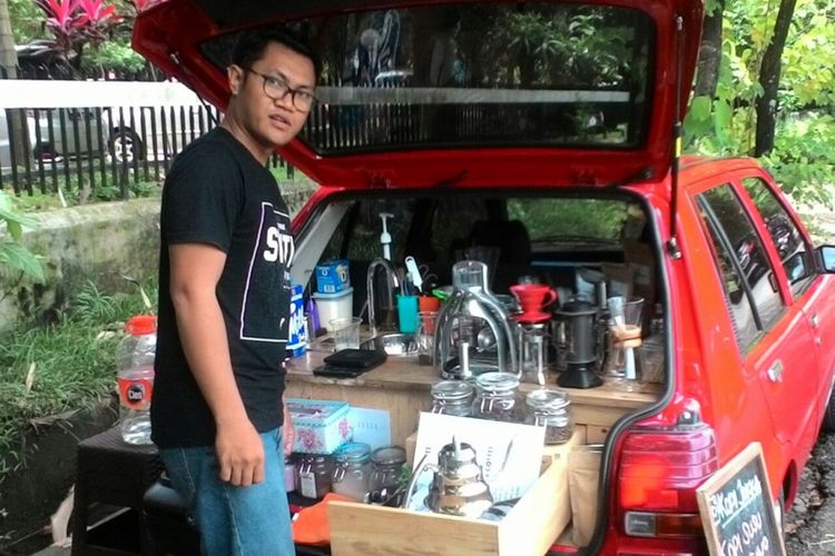 Ardhy dengan mobil Toyota Starlet tuanya membuka usaha cafe keliling