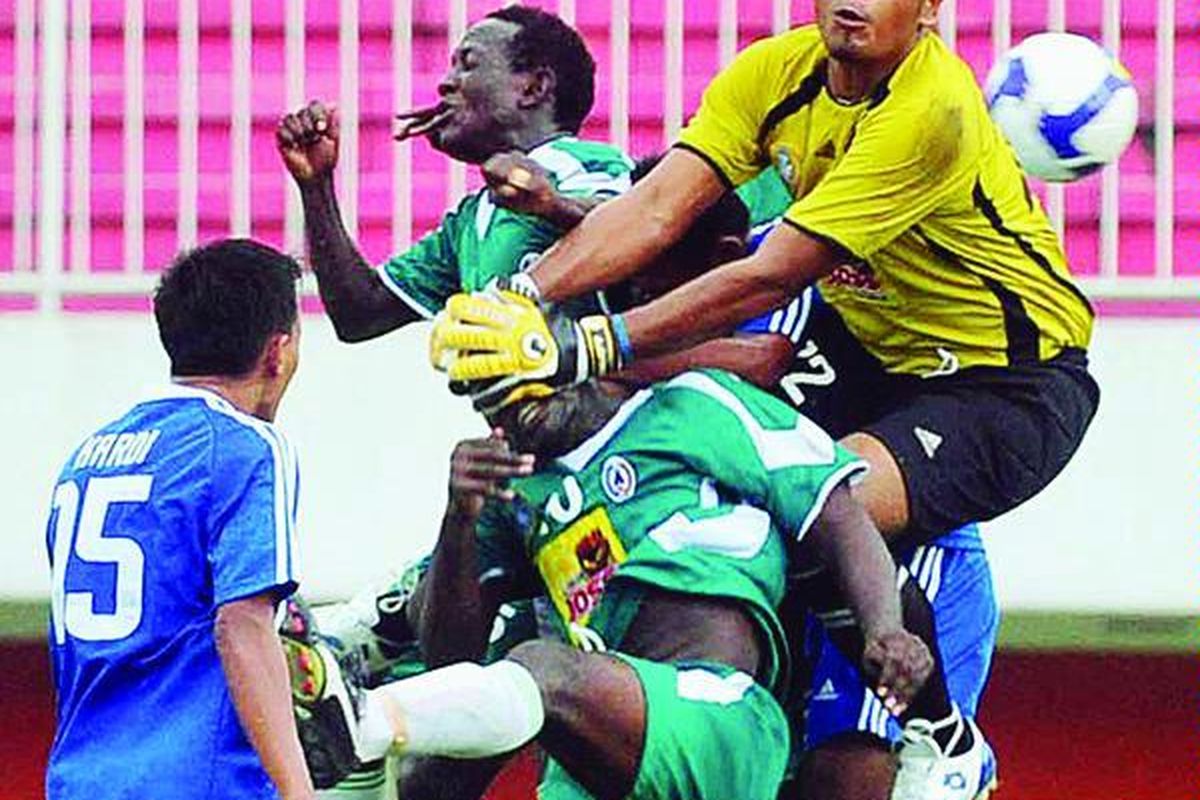 Kiper Persigo Gorontalo, Fredy Herlambang (kanan), keluar dari daerahnya untuk membendung serangan pemain PSS Sleman dalam laga Divisi Utama Liga Indonesia di Stadion Maguwoharjo, Sleman, DI Yogyakarta, Selasa (23/2). PSS Sleman menang 4-1.