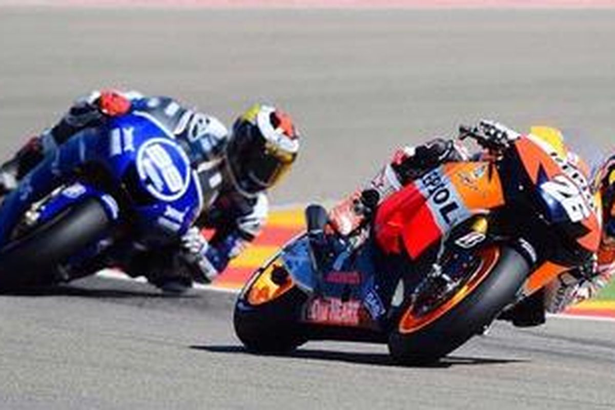 Pebalap Yamaha, Jorge Lorenzo (kiri), dan pebalap Repsol Honda, Dani Pedrosa, dalam persaingan di GP Aragon, Minggu (30/9/2012).