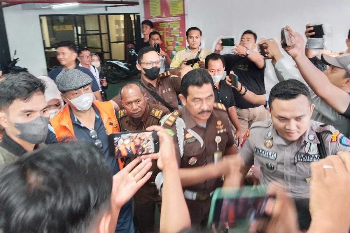 Kejati Riau melakukan penahanan terhadap mantan Bupati Inhil, Indra Muchlis Adnan atas dugaan kasus korupsi, Kamis (5/1/2023).