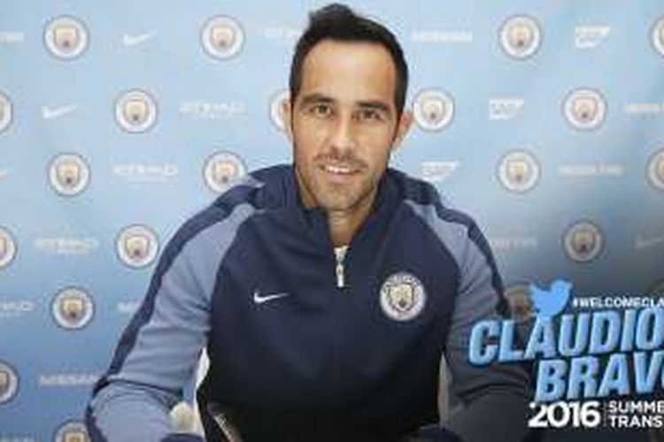 Claudio Bravo resmi bergabung dengan Manchester City pada Kamis (25/8/2016). 