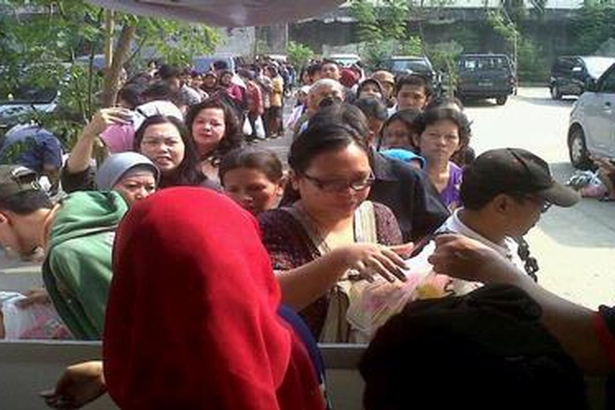 Warga dan karyawan hari ini, Senin (6/8/2012), membeli paket sembako murah dalam pasar murah Kementerian Perdagangan yang akan berlangsung hingga 9 Agustus.