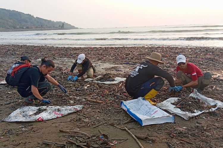 Sejumlah sukarelawan ikut aksi pembersihan sampah di Pantai Loji-Cibutun, Desa Loji dan Desa Sangrawayang, Kecamatan Simpenan, Sukabumi, Jawa Barat, Jumat (6/10/2023).
