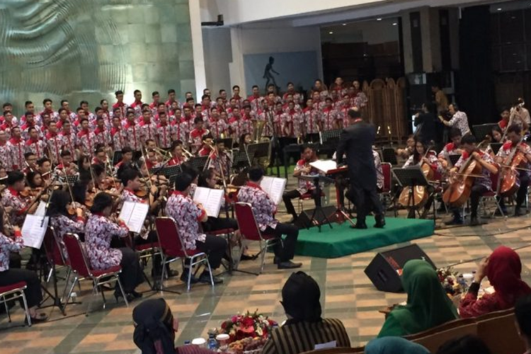 Salah satu penampilan Paduaan Suara dan Orkestra Gita Bahana Nusantara tahun 2016.