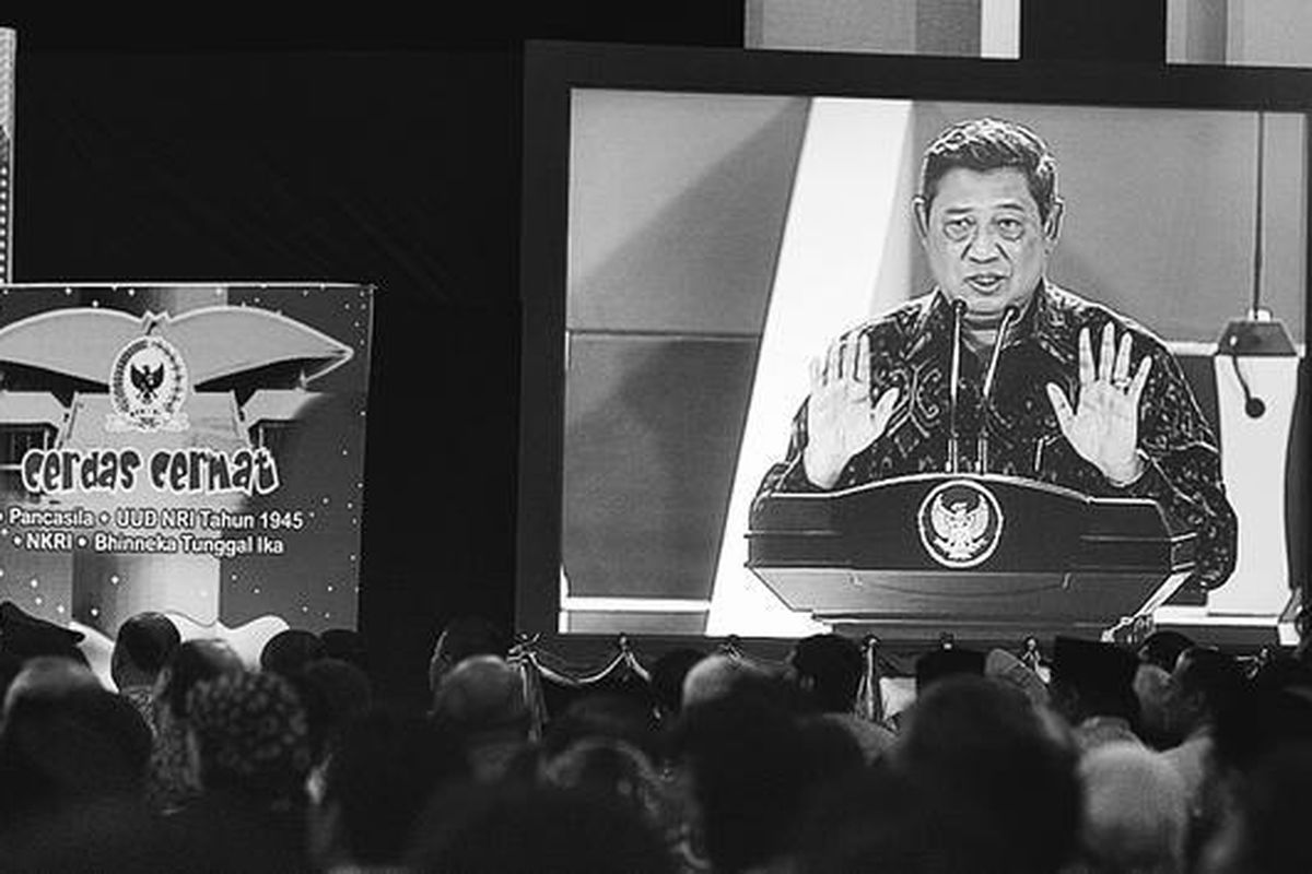 Presiden Susilo Bambang Yudhoyono menghadiri peringatan Hari Konstitusi di Gedung MPR/DPR/DPD, Senayan, Jakarta, Rabu (18/8). Presiden dalam sambutannya juga menolak isu adanya usaha untuk menambah masa jabatan presiden. Peringatan Hari Konstitusi dipusatkan di Gedung Nusantara IV Gedung MPR/DPR/DPD, sekaligus memperingati Hari Ulang Tahun Ke-65 MPR. Hadir juga Wakil Presiden Boediono dan tamu undangan.