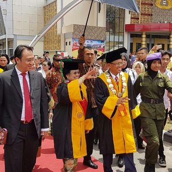 Presiden Kelima RI Megawati Soekarnoputri usai menerima gelar doktor honoris causa dari Universitas Negeri Padang, Rabu (27/9/2017).