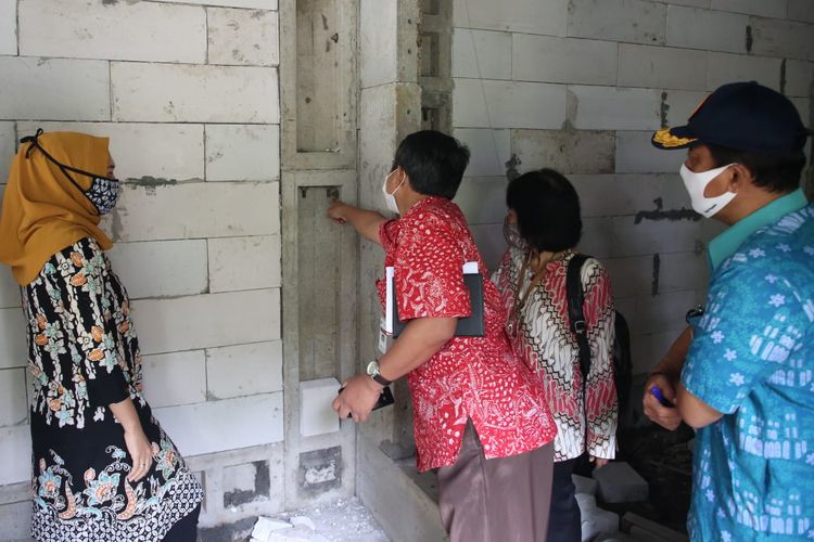 Disperakim Jateng membangun 250 bangunan rumah tahan gempa yang disebut Rumah Unggul Sistem Panel Instan (Ruspin) di 15 kabupaten, pada tahun ini.
