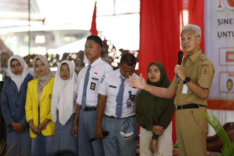 Ganjar Pranowo menerima curhatan pungli saat memberi motivasi dalam seminar di Pendopo Rembang, Senin (10/7/2023).