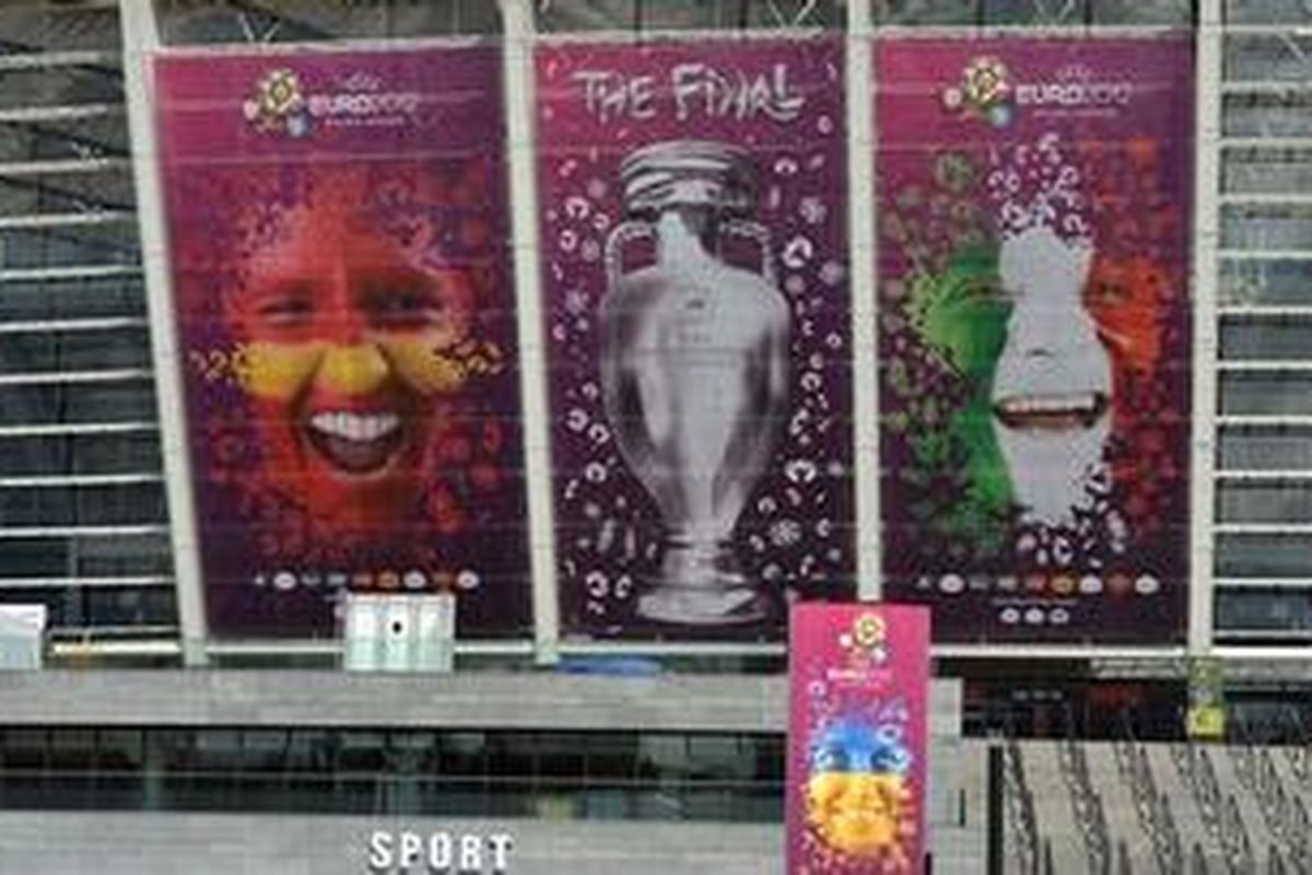 Poster besar menghiasi sisi luar Stadion olimpiade Kiev untuk menyambut final Piala Eropa 2012 antara Spanyol lawan Italia, Minggu atau Senin (2/7/2012) dini hari WIB.