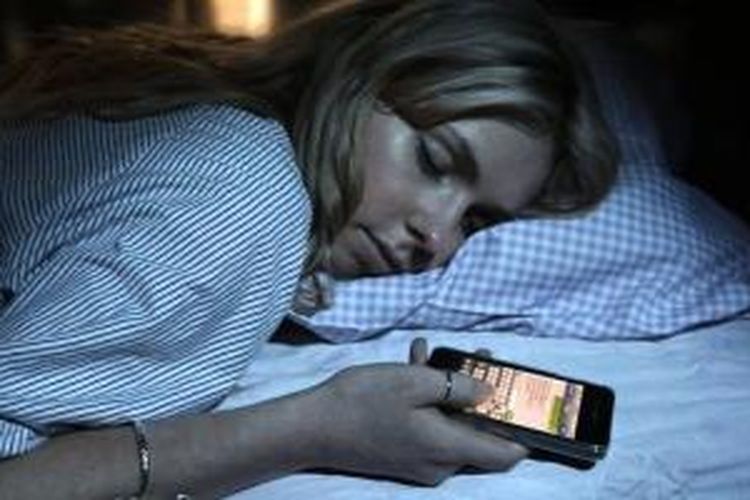 Sleep-texting bisa menjadi kebiasaan baru orang-orang yang tak bisa lepas dari ponsel sampai menjelang tidur.