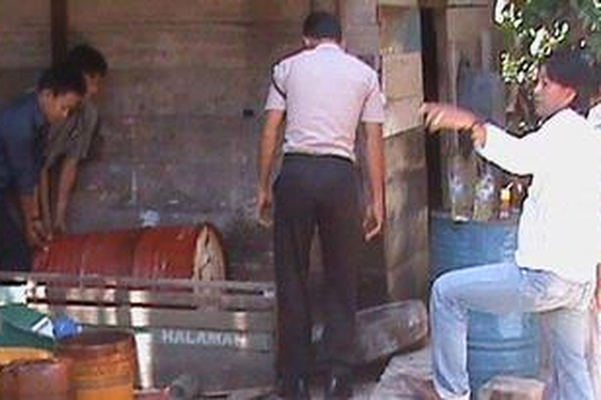 Aparat Polres Bone Sulawesi Selatan menggerebek sebuah gudang penimbunan ratusan liter BBM, Rabu (28/3/2012).