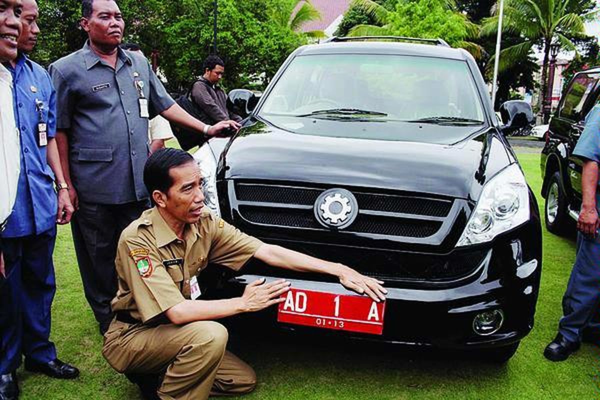 Wali Kota Solo Joko Widodo (jongkok) dan Wakil Wali Kota Solo FX Hadi Rudyatmo (tidak terlihat)  menerima mobil jenis sport utility vehicle (SUV) produksi siswa sekolah menengah kejuruan di Kota Solo, bekerja sama dengan Kiat Motor, Klaten, Senin (2/1). Mobil-mobil itu akan digunakan sebagai mobil dinas mereka.