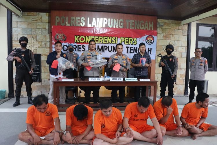 Para pelaku penyerangan polisi dan pelaku peredaran narkoba yang ditangkap aparat Polres Lampung Tengah, Selasa (6/12/2022). Tim Satnarkoba Polres Lampung Tengah dikeroyok massa saat melakukan penangkapan TO kasus peredaran narkotika.