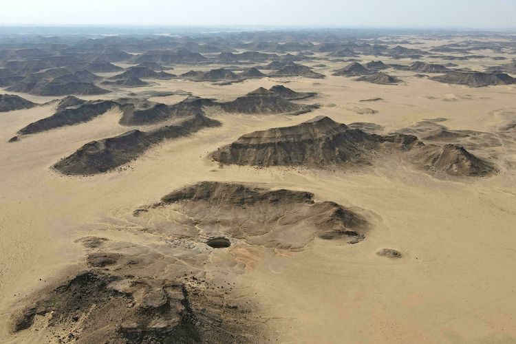 Lokasi Sumur Neraka (Well of Hell) di gurun Al-Mahra, Yaman timur. Selama berabad-abad lubang raksasa di bawah gurun ini menyimpan misteri. Penduduk setempat menyebutnya sebagai penjara para jin. Ekspedisi Sumur Neraka, untuk pertama kalinya dilakukan para penjelajah gua Oman.
