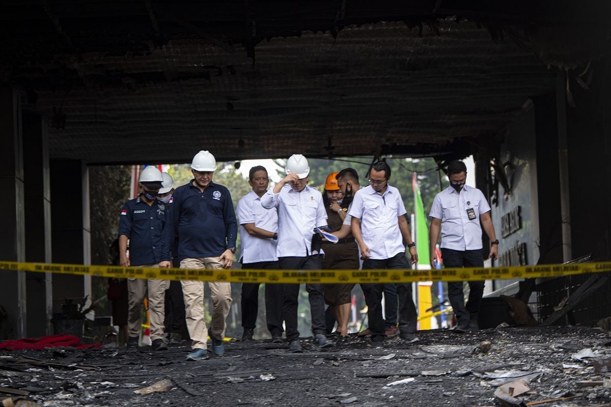 Kepala Pusat Laboratorium Forensik (Puslabfor) Mabes Polri Brigjen Pol Ahmad Haydar (kedua kiri) bersama jajarannya berjalan usai melakukan olah tempat kejadian perkara (TKP) kebakaran gedung utama Kejaksaan Agung di Jakarta, Senin (24/8/2020). Tahap awal olah TKP dilakukan dengan memeriksa konstruksi bangunan yang terbakar dan bila dipastikan aman akan dilanjutkan olah TKP di titik api untuk mengetahui penyebab kebakaran. ANTARA FOTO/Aditya Pradana Putra/pras.
 