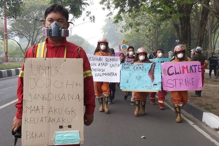 Sekelompok anak muda Palangkaraya turun ke jalan menuntut keadilan iklim Kalimantan dalam Climate Strike (20/09) 