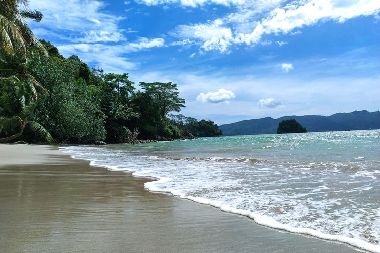 Pemandangan Pantai Mutiara di Trenggalek, Jawa Timur. Kini ditanami terumbu karang buatan bernama Taman Laut Bioreeftek yang diresmikan oleh Bupati Trenggalek Mochamad Nur Arifin, Selasa (25/7/2023).