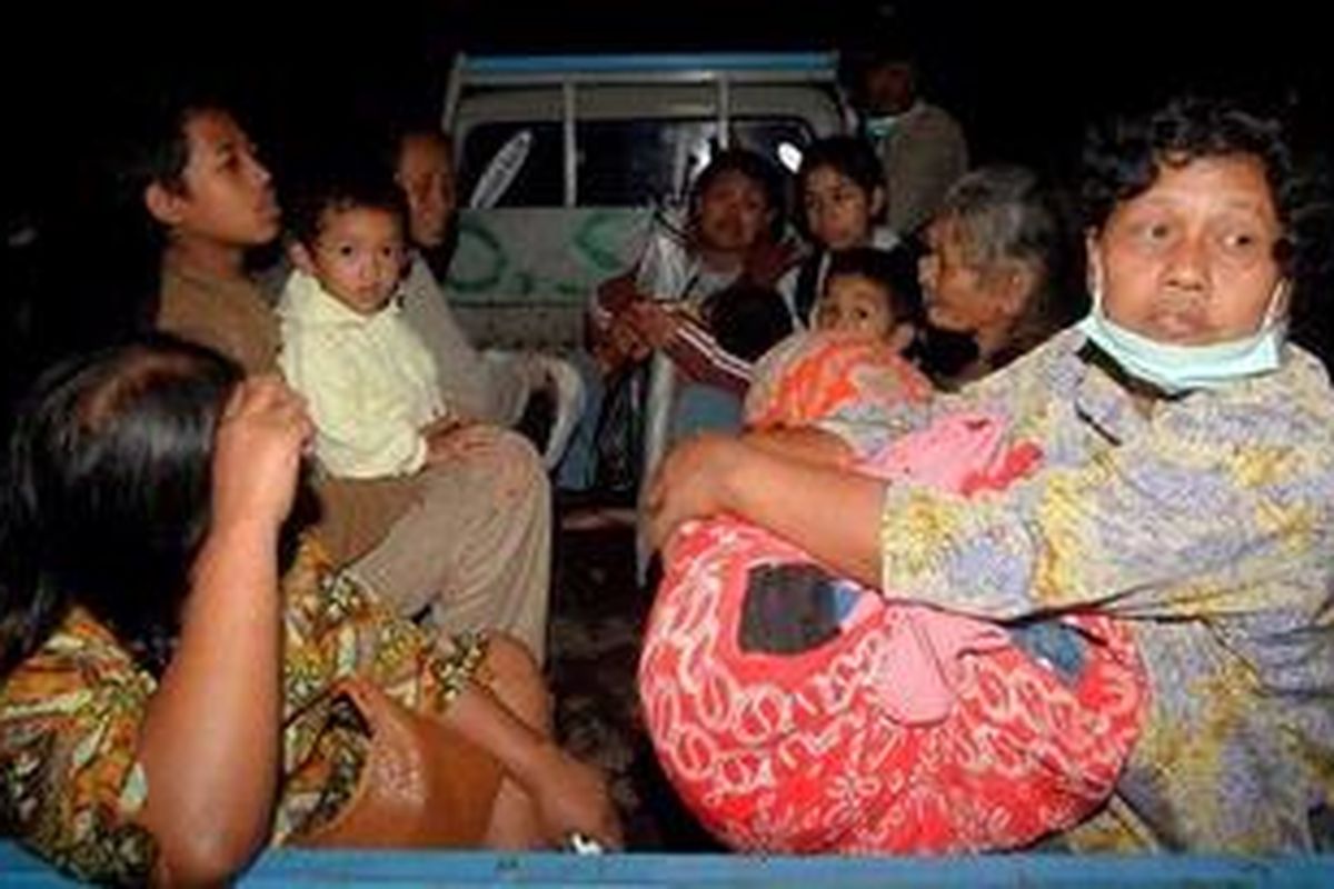 Warga korban letusan Gunung Merapi meninggalkan Posko Pengungsian di TK Kirayan I, Dusun Kirayan, Desa Wukirsari, Cangkringan, Sleman, DI Yogyakarta karena pengungsian tersebut penuh, Rabu (3/11/2010) malam. Pengungsian ini di huni oleh korban letusan Gunung Merapi dari enam dusun yaitu Balong, Tangkisan, Plosorejo, Plosokerep, Sambisari, dan Polorejo.