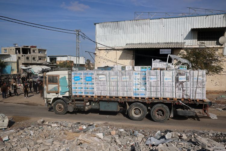 Truk bermuatan bantuan kemanusiaan tiba di Jalur Gaza melalui penyeberangan Kerem Shalom pada Minggu (19/1/2025), setelah gencatan senjata Gaza antara Israel-Hamas dimulai.