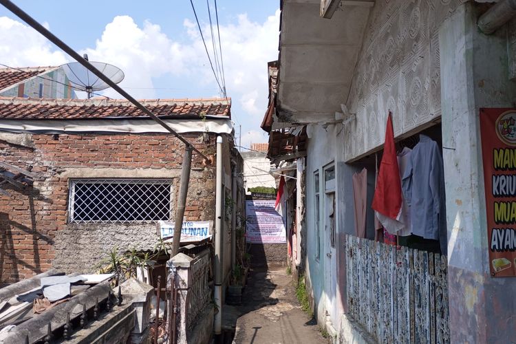 Akses jalan warga di Gang Rahayu Kampung Pos wetan RT 02 RW 12 Desa Kertamulya, Kecamatan Padalarang, Kabupaten Bandung Barat (KBB), Jawa Barat tiba-tiba ditembok, Minggu (5/8/2024.