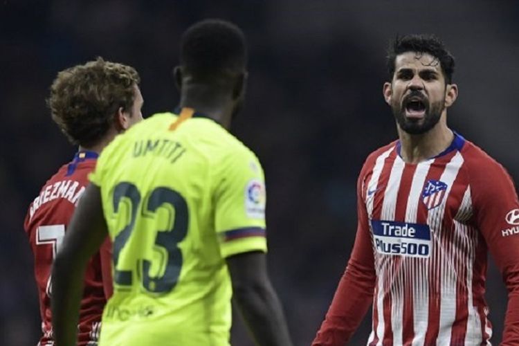 Diego Costa tampak terlibat friksi dengan Samul Umtiti dalam laga Atletico Madrid vs Barcelona di Stadion Wanda Metropolitano dalam lanjutan Liga Spanyol, 24 November 2018. 